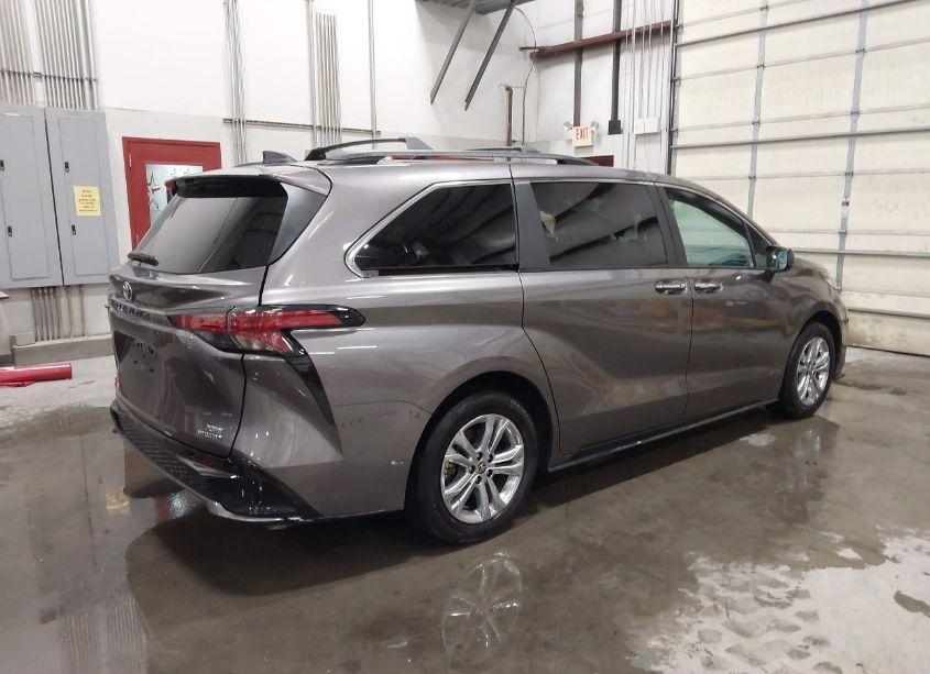 Photo 4 of 2022 Toyota Sienna XSE (VIN 5TDDSKFC2NS054154)