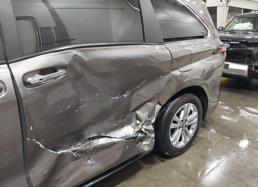 Photo 6 of 2022 Toyota Sienna XSE (VIN 5TDDSKFC2NS054154)