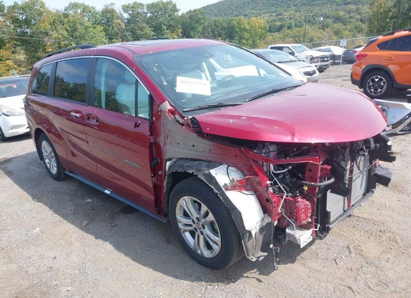2021 Toyota Sienna XSE (VIN 5TDDSKFC5MS010325) main photo