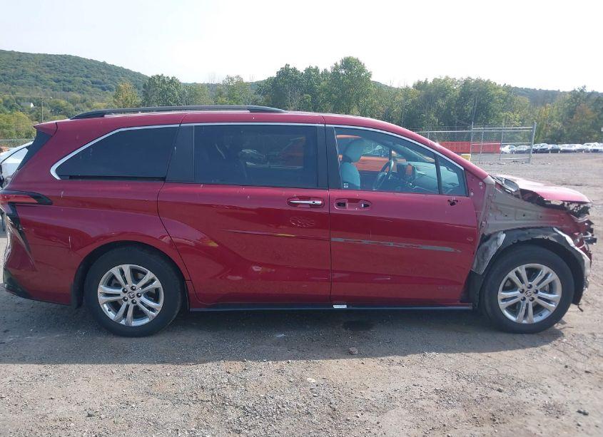 Photo 13 of 2021 Toyota Sienna XSE (VIN 5TDDSKFC5MS010325)