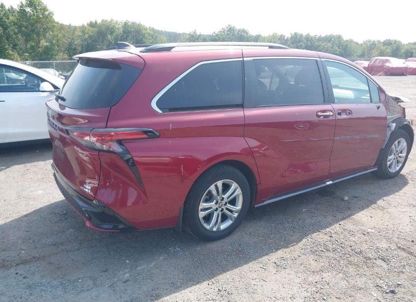 Photo 4 of 2021 Toyota Sienna XSE (VIN 5TDDSKFC5MS010325)