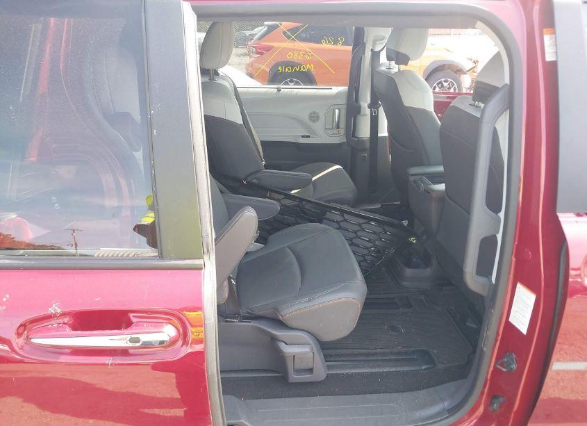 Photo 8 of 2021 Toyota Sienna XSE (VIN 5TDDSKFC5MS010325)