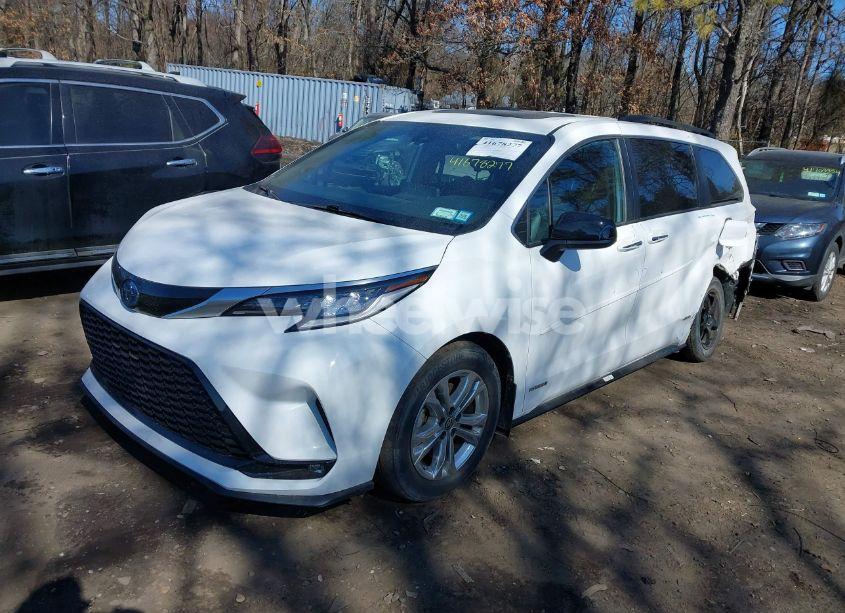 Photo 2 of 2021 Toyota Sienna XSE (VIN 5TDDSKFC5MS033166)