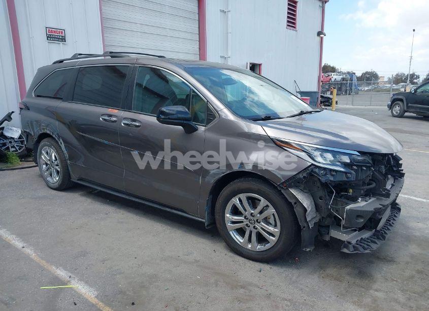 2022 Toyota Sienna XSE (VIN 5TDDSKFC6NS057817) main photo