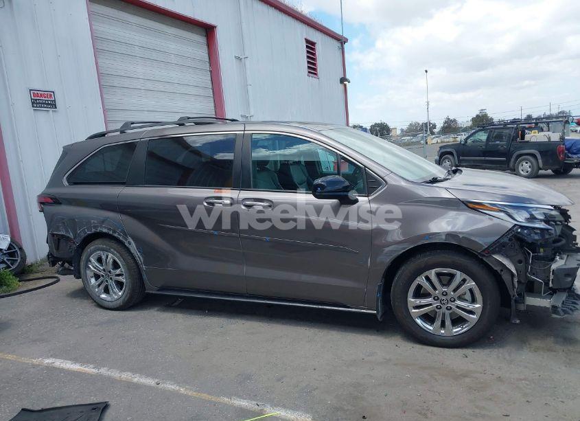 Photo 14 of 2022 Toyota Sienna XSE (VIN 5TDDSKFC6NS057817)