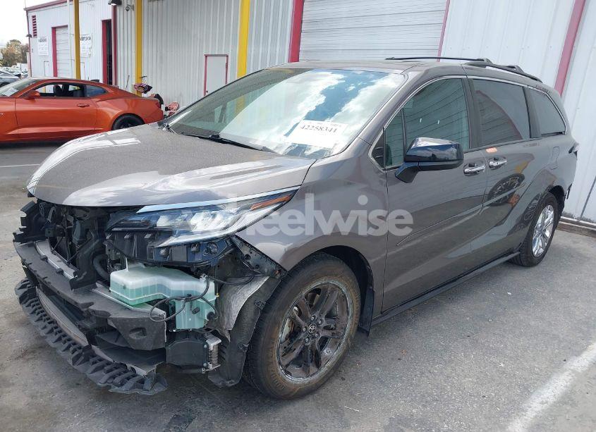 Photo 2 of 2022 Toyota Sienna XSE (VIN 5TDDSKFC6NS057817)