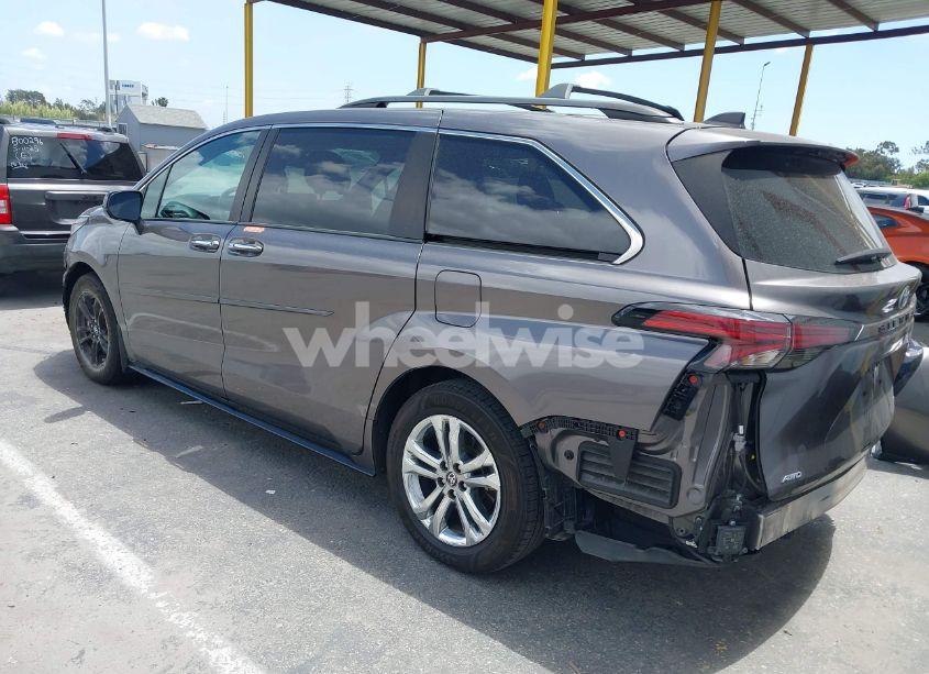 Photo 3 of 2022 Toyota Sienna XSE (VIN 5TDDSKFC6NS057817)