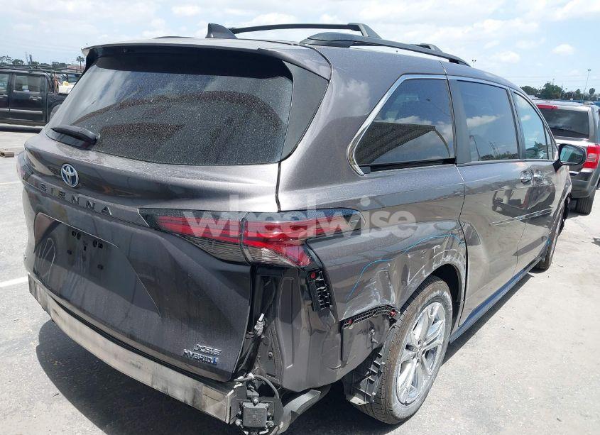 Photo 4 of 2022 Toyota Sienna XSE (VIN 5TDDSKFC6NS057817)