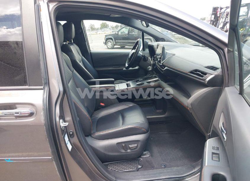 Photo 5 of 2022 Toyota Sienna XSE (VIN 5TDDSKFC6NS057817)