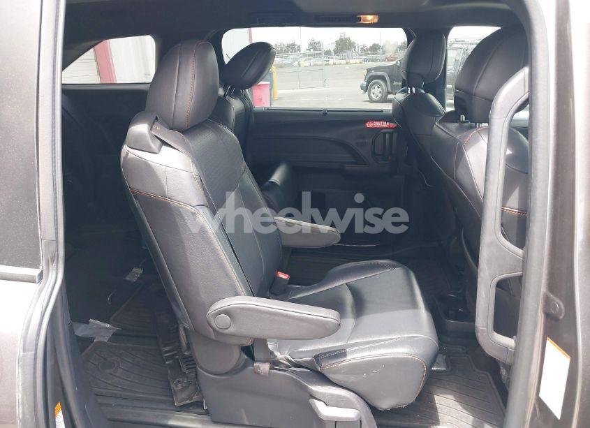 Photo 8 of 2022 Toyota Sienna XSE (VIN 5TDDSKFC6NS057817)