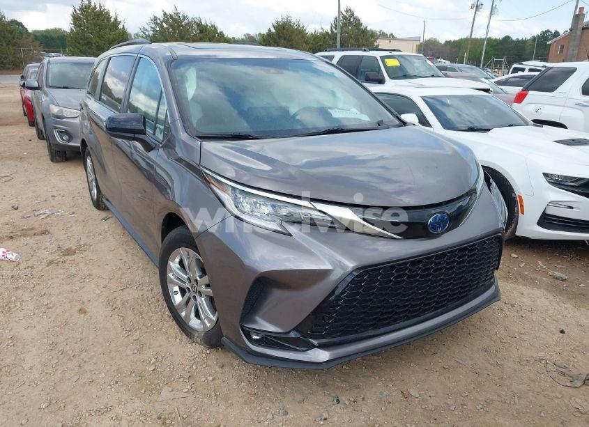 2022 Toyota Sienna XSE (VIN 5TDDSKFC8NS047144) main photo