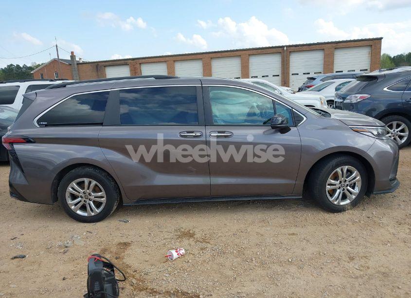 Photo 13 of 2022 Toyota Sienna XSE (VIN 5TDDSKFC8NS047144)