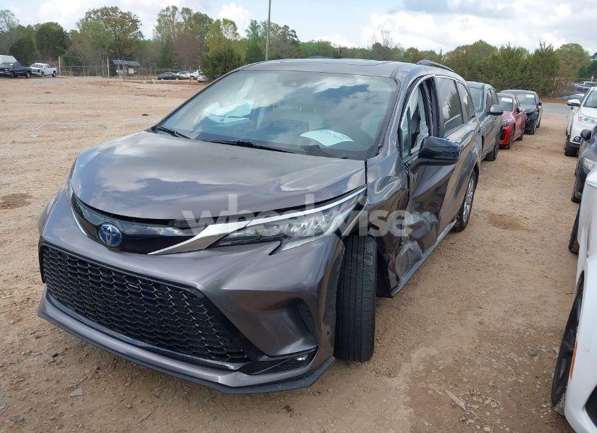 Photo 2 of 2022 Toyota Sienna XSE (VIN 5TDDSKFC8NS047144)