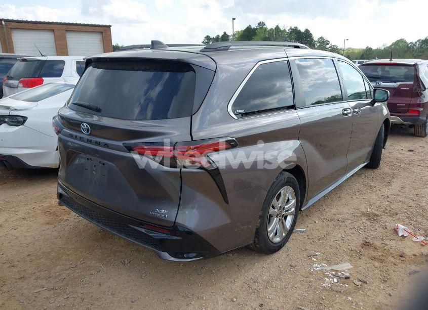 Photo 4 of 2022 Toyota Sienna XSE (VIN 5TDDSKFC8NS047144)