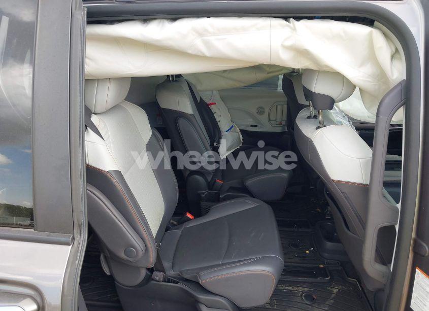 Photo 8 of 2022 Toyota Sienna XSE (VIN 5TDDSKFC8NS047144)
