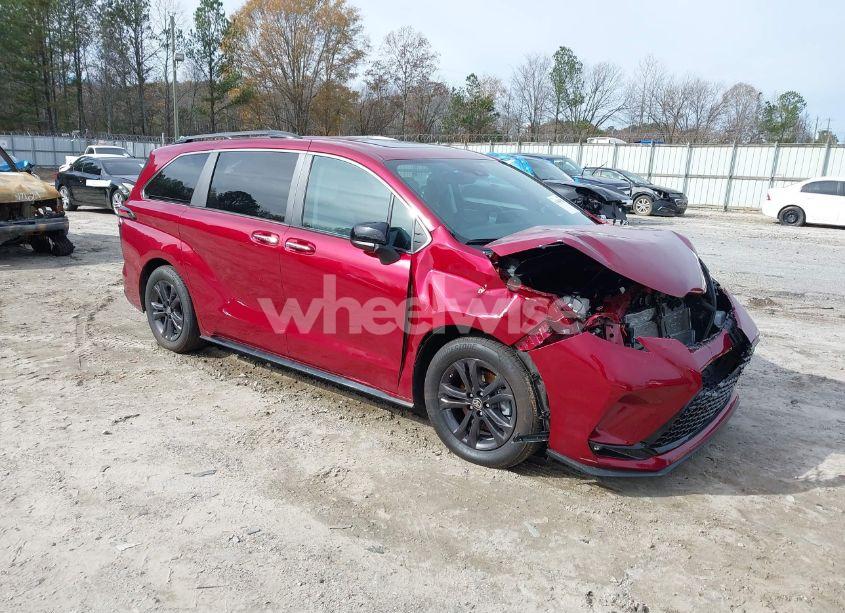2024 Toyota Sienna XSE (VIN 5TDDSKFC8RS115156) main photo