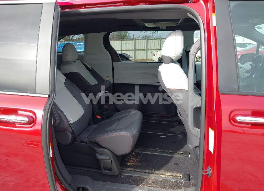 Photo 8 of 2024 Toyota Sienna XSE (VIN 5TDDSKFC8RS115156)