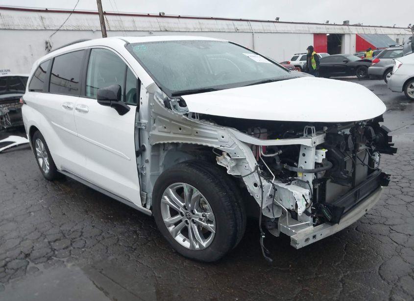 2022 Toyota Sienna XSE (VIN 5TDDSKFC9NS072165) main photo