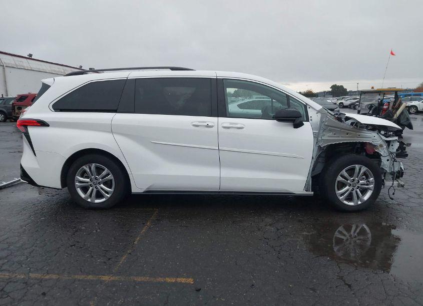 Photo 14 of 2022 Toyota Sienna XSE (VIN 5TDDSKFC9NS072165)