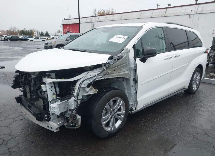 Photo 2 of 2022 Toyota Sienna XSE (VIN 5TDDSKFC9NS072165)