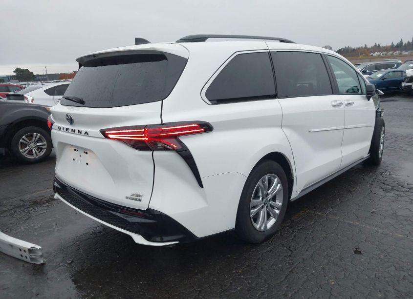 Photo 4 of 2022 Toyota Sienna XSE (VIN 5TDDSKFC9NS072165)