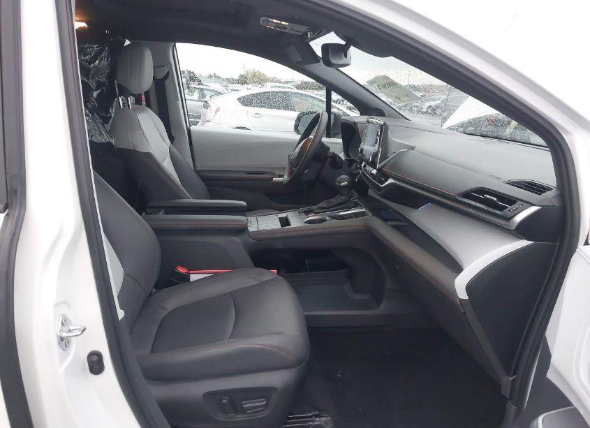 Photo 5 of 2022 Toyota Sienna XSE (VIN 5TDDSKFC9NS072165)