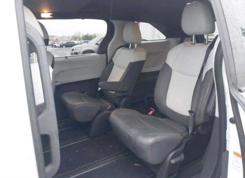 Photo 8 of 2022 Toyota Sienna XSE (VIN 5TDDSKFC9NS072165)