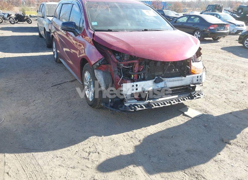 2022 Toyota Sienna XSE (VIN 5TDDSKFCXNS046982) main photo