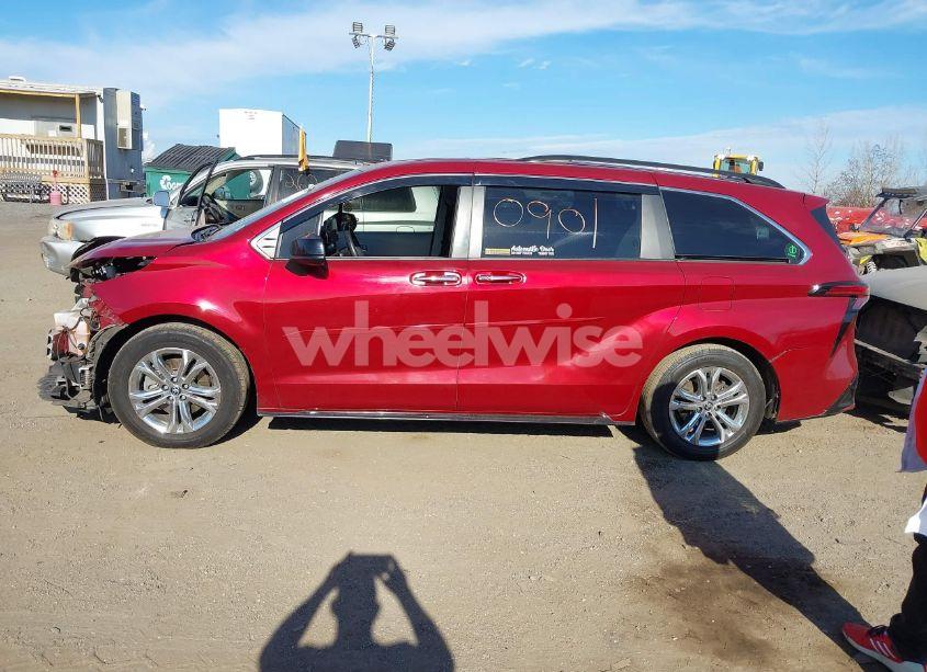 Photo 14 of 2022 Toyota Sienna XSE (VIN 5TDDSKFCXNS046982)