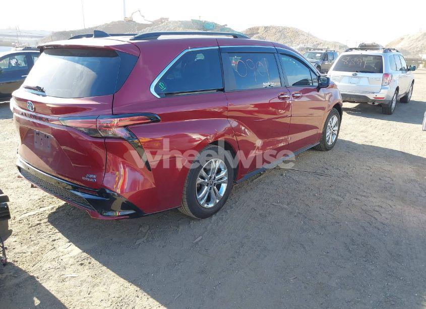 Photo 4 of 2022 Toyota Sienna XSE (VIN 5TDDSKFCXNS046982)