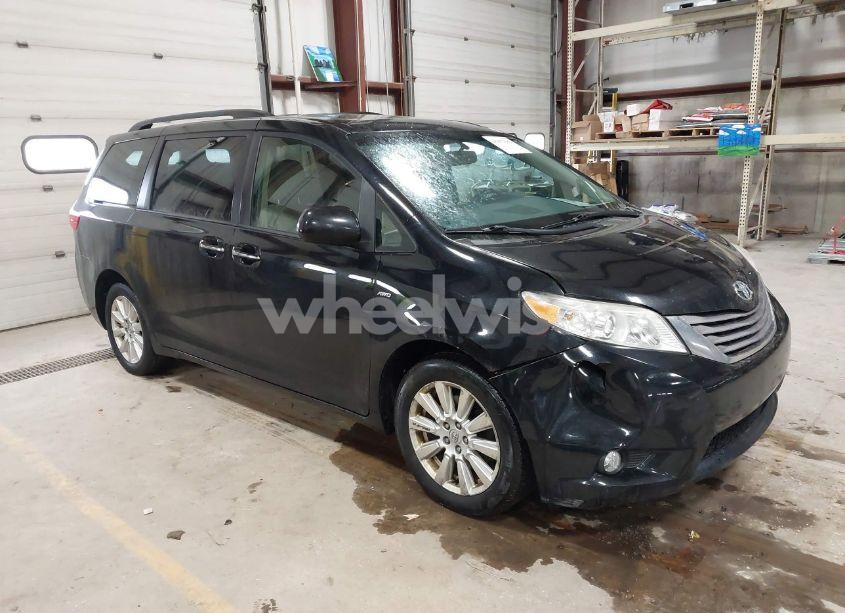 2017 Toyota Sienna XLE/LIMITED (VIN 5TDDZ3DC1HS156781) main photo