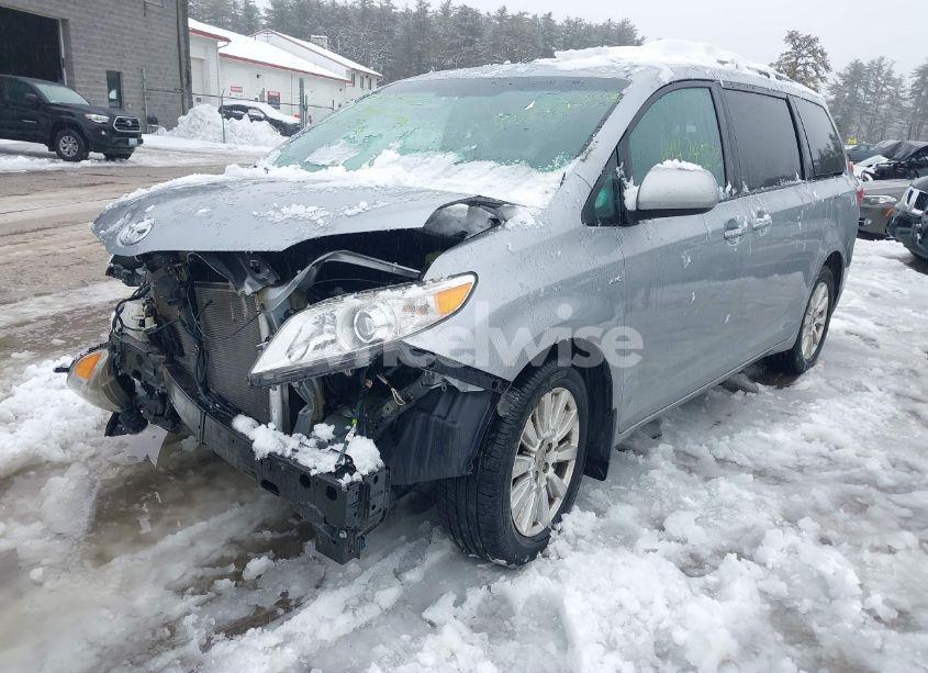 Photo 2 of 2017 Toyota Sienna XLE/LIMITED (VIN 5TDDZ3DC1HS162080)