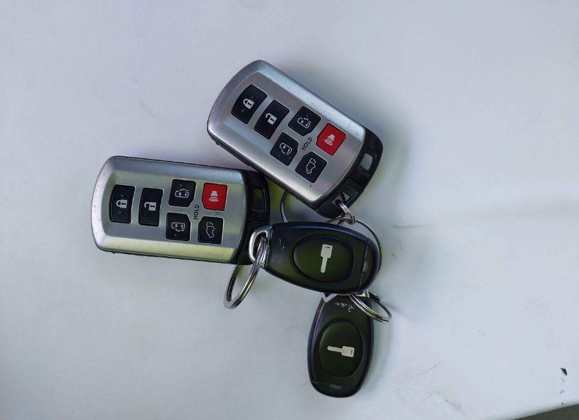 Photo 11 of 2017 Toyota Sienna XLE 7 PASSENGER (VIN 5TDDZ3DC1HS179011)