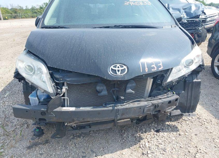 Photo 6 of 2017 Toyota Sienna XLE 7 PASSENGER (VIN 5TDDZ3DC1HS179011)