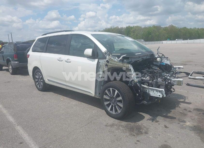 2018 Toyota Sienna XLE/XLE PREMIUM/LIMITED/LIMITED PREMIUM (VIN 5TDDZ3DC1JS200008) main photo