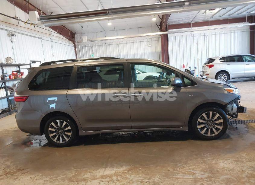 Photo 14 of 2018 Toyota Sienna XLE/XLE PREMIUM/LIMITED/LIMITED PREMIUM (VIN 5TDDZ3DC1JS205449)