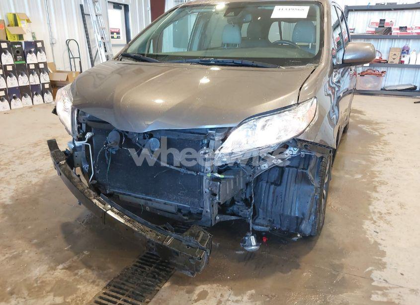 Photo 6 of 2018 Toyota Sienna XLE/XLE PREMIUM/LIMITED/LIMITED PREMIUM (VIN 5TDDZ3DC1JS205449)