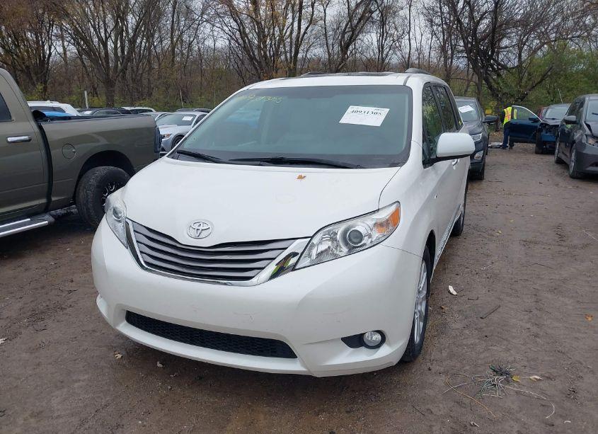 Photo 2 of 2017 Toyota Sienna XLE/LIMITED (VIN 5TDDZ3DC2HS161696)