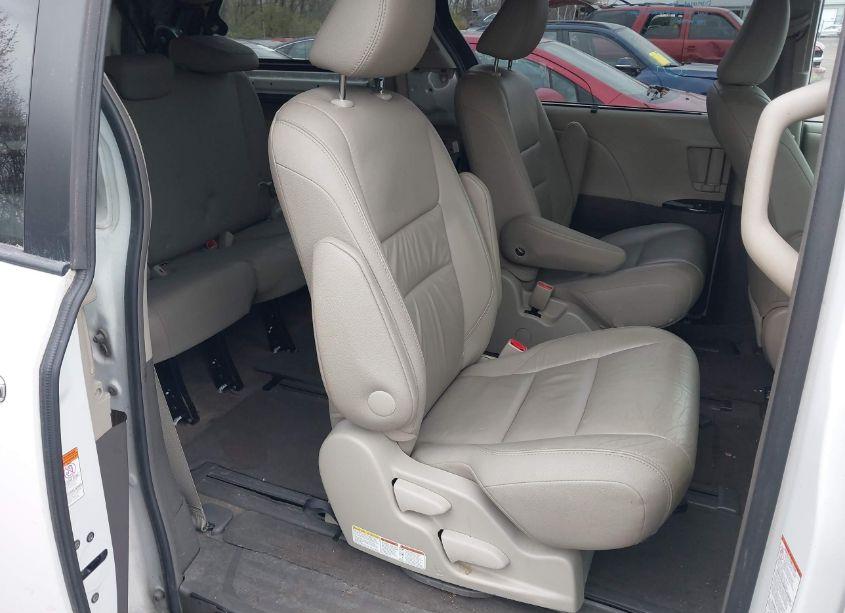 Photo 8 of 2017 Toyota Sienna XLE/LIMITED (VIN 5TDDZ3DC2HS161696)