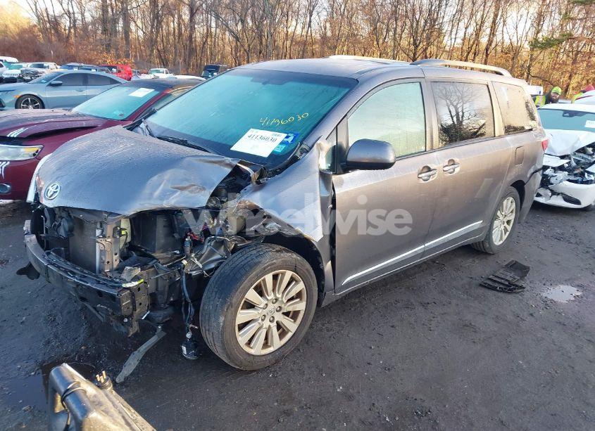 Photo 2 of 2017 Toyota Sienna XLE/LIMITED (VIN 5TDDZ3DC3HS171329)