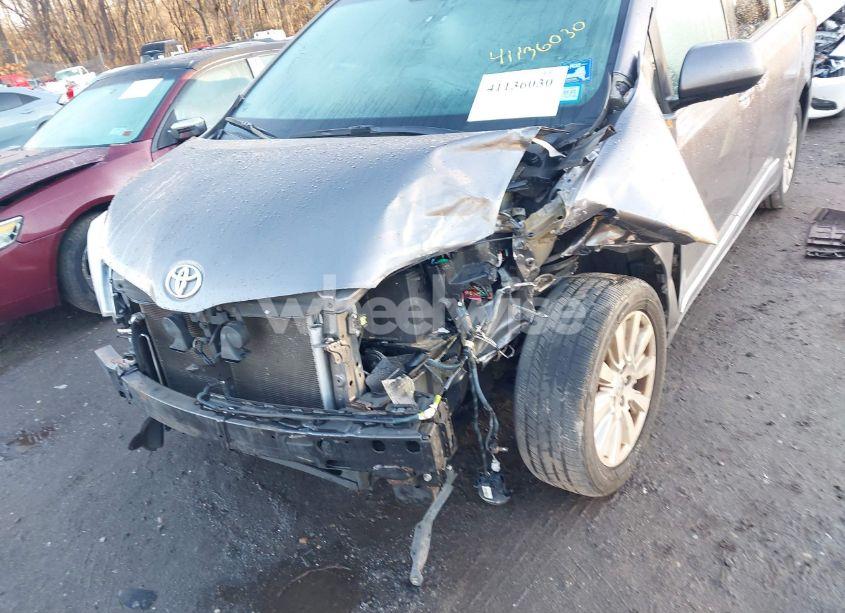 Photo 6 of 2017 Toyota Sienna XLE/LIMITED (VIN 5TDDZ3DC3HS171329)