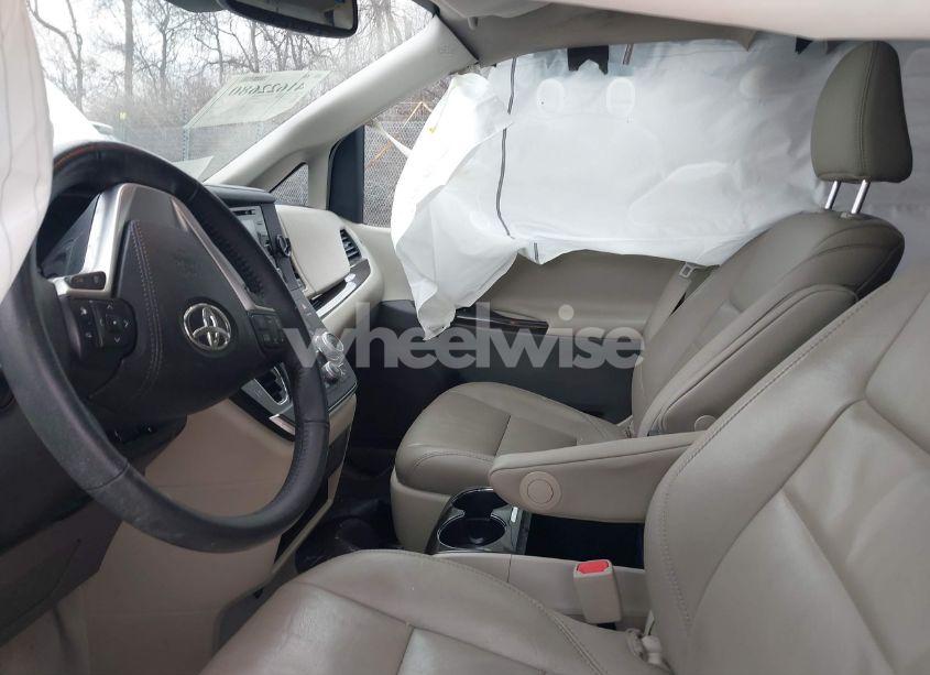 Photo 5 of 2018 Toyota Sienna XLE/XLE PREMIUM/LIMITED/LIMITED PREMIUM (VIN 5TDDZ3DC3JS197113)