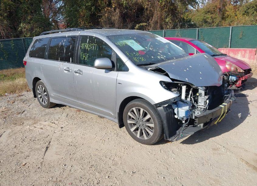 2018 Toyota Sienna XLE/XLE PREMIUM/LIMITED/LIMITED PREMIUM (VIN 5TDDZ3DC3JS201340) main photo