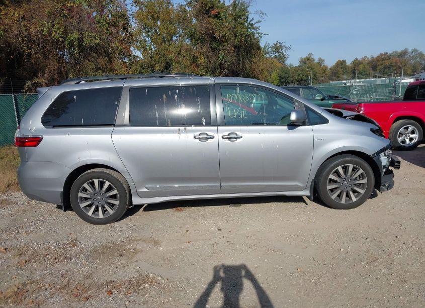 Photo 13 of 2018 Toyota Sienna XLE/XLE PREMIUM/LIMITED/LIMITED PREMIUM (VIN 5TDDZ3DC3JS201340)