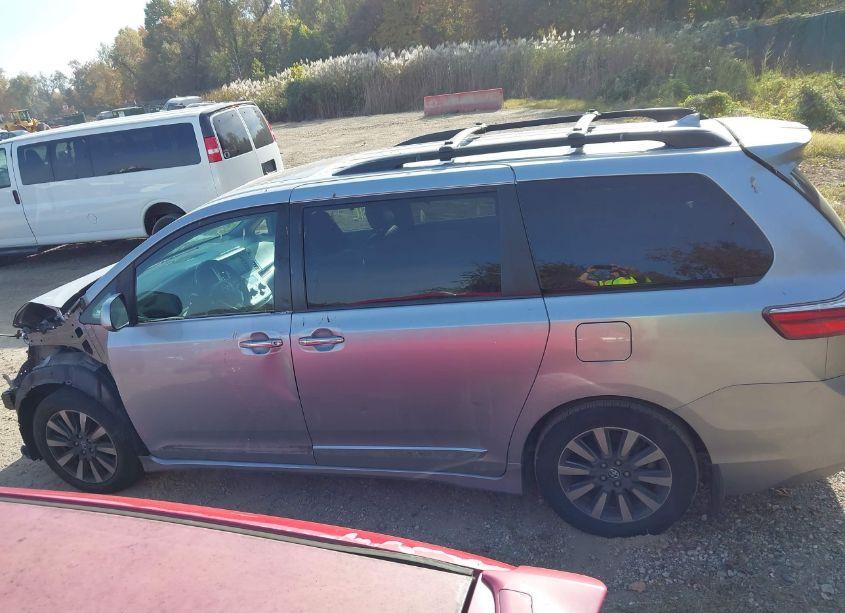 Photo 14 of 2018 Toyota Sienna XLE/XLE PREMIUM/LIMITED/LIMITED PREMIUM (VIN 5TDDZ3DC3JS201340)