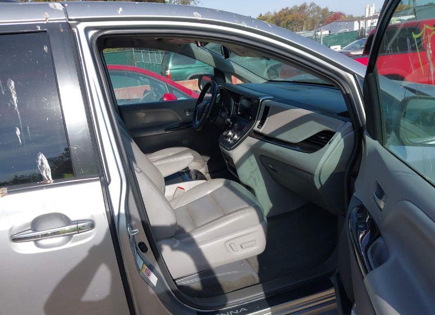 Photo 5 of 2018 Toyota Sienna XLE/XLE PREMIUM/LIMITED/LIMITED PREMIUM (VIN 5TDDZ3DC3JS201340)