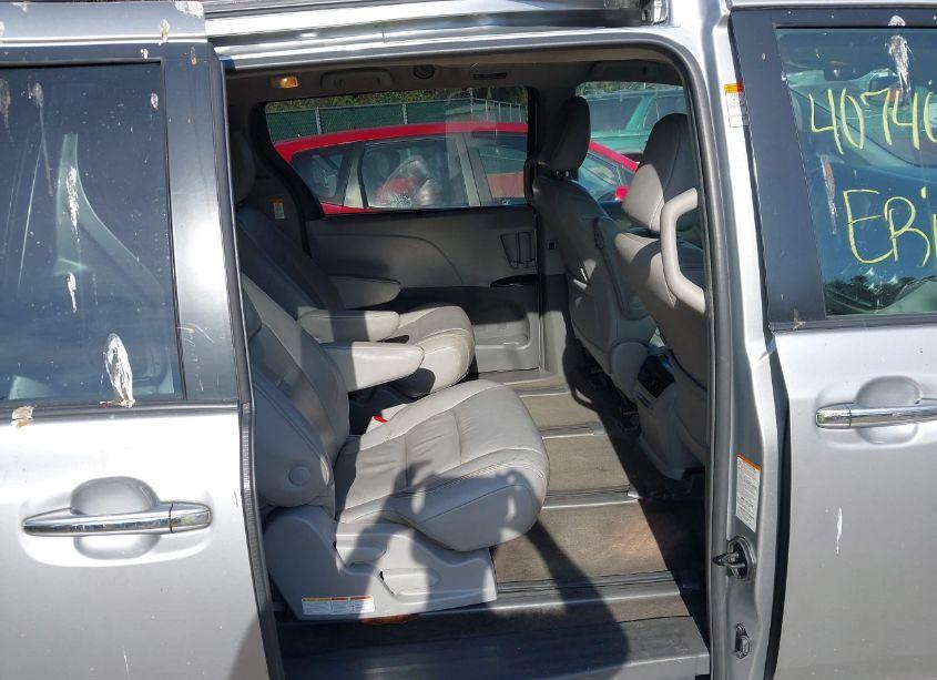 Photo 8 of 2018 Toyota Sienna XLE/XLE PREMIUM/LIMITED/LIMITED PREMIUM (VIN 5TDDZ3DC3JS201340)