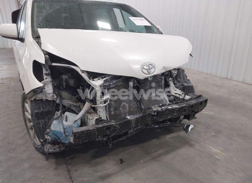 Photo 6 of 2017 Toyota Sienna XLE 7 PASSENGER (VIN 5TDDZ3DC5HS162874)