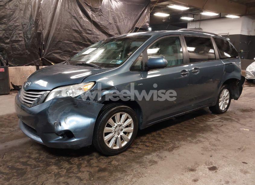 Photo 2 of 2017 Toyota Sienna XLE/LIMITED (VIN 5TDDZ3DC5HS164964)