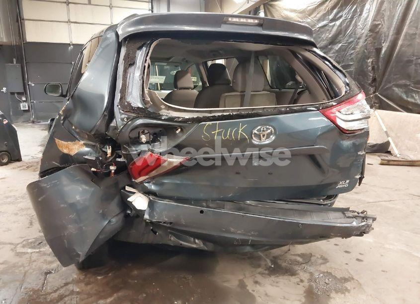 Photo 6 of 2017 Toyota Sienna XLE/LIMITED (VIN 5TDDZ3DC5HS164964)